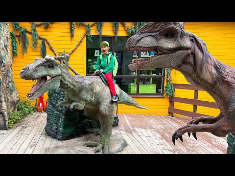 Sofia and Max plays in the Dinosaur park!