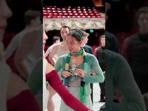 Christmas-themed ballet class | English National Ballet