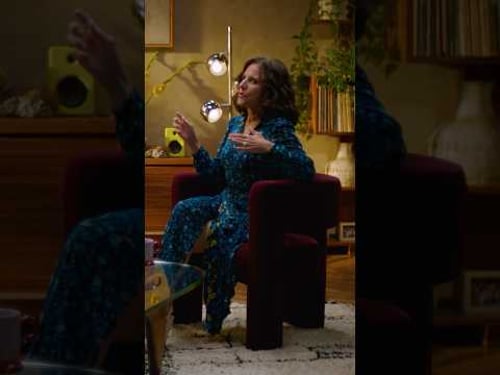 On that Christmas, Julia Louis Dreyfus gave her family the gift of performance. #StreetYouGrewUpOn