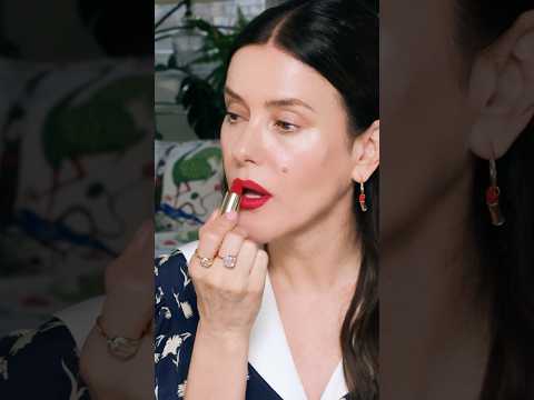 On an annoying day, a red lip is called for! 💋What’s your go to makeup mood enhancer? #lisaeldridge
