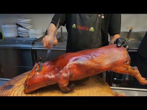 新年快樂!香港美食 超級脆皮#燒乳豬,熱辣辣陳皮燒鵝,皮脆肉嫩油花香,陳皮燒鵝 妙齡#燒鵝 八年#陳皮 焦糖#腩仔#叉燒 肥美#油鷄 #探店 香港美食 #太極師傅 #燒臘 香港燒鵝排名 #茶餐廳