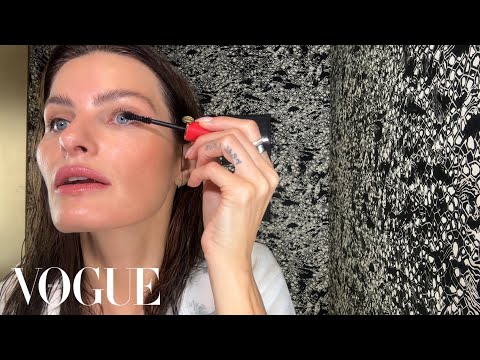 Isabeli Fontana shows step by step how to create "wild" eyebrows | Beauty secrets | Vogue Brazil