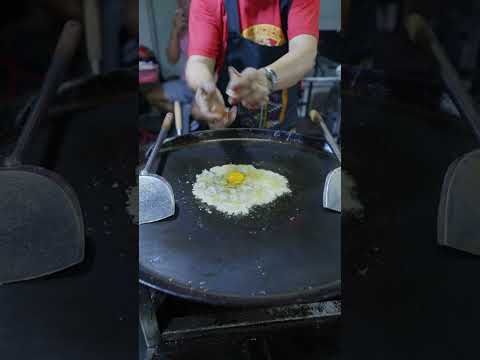 Crispy Omelette (Hoy Tod) in Bangkok's Chinatown