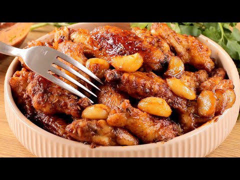 Chicken in garlic oil. Yummy! Fragrant garlic chicken wings.