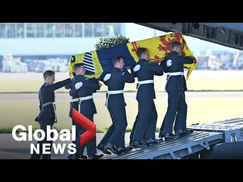 Queen Elizabeth death: Royal salute as monarch's casket leaves Scotland for London | FULL