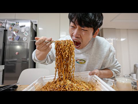 【純VLOG】品嘗了下韓國超火8人份泡面!|大耳朵TV