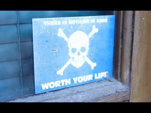 Exploring a dangerous hoarder house. Synthwave / Horrorwave music. No commentary.