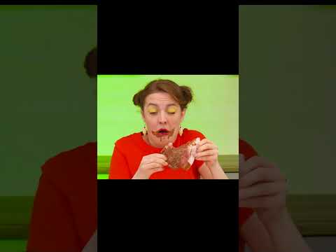 Rohes Fleisch in Schokolade eintauchen