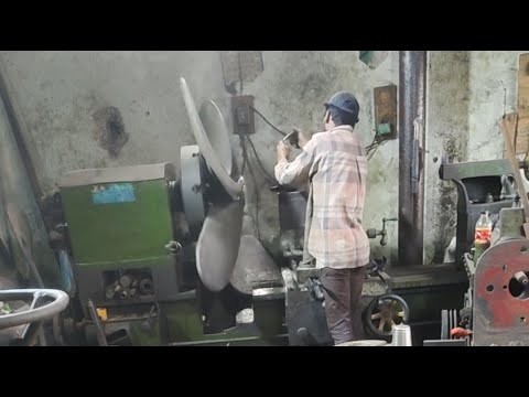 Propeller lathe machine work process