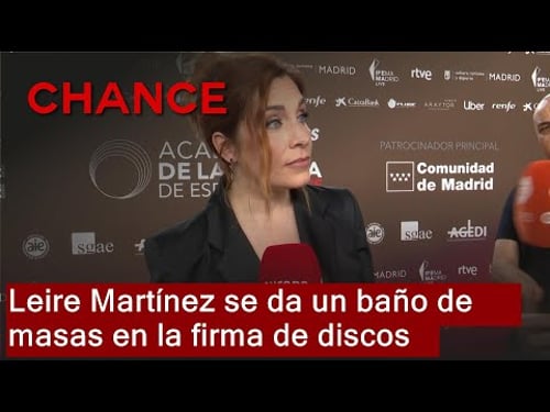 Leire Martínez se da un baño de masas en la firma de su primer disco en solitario
