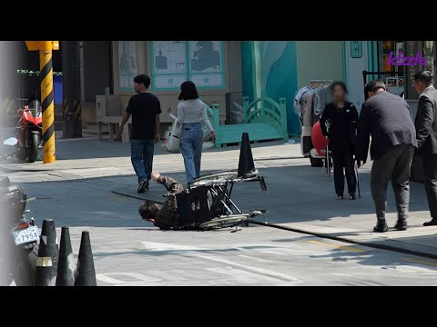 Citizens react to seeing man fall from wheelchair