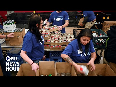 As federal workers miss paychecks during shutdown, many turn to food banks for relief