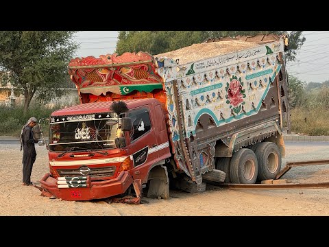 “Pakistani Dump Truck – Roadside Breakdown After Brake Failure”