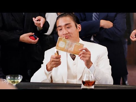 嚣张至极!“梁家辉”告诉你什么叫“炫富”,钞票只配点烟,老板娘心动和他单独创房梭哈!