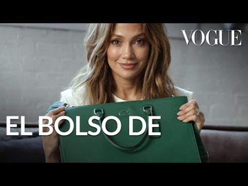 Jennifer Lopez revela qué lleva en su bolso EN ESPAÑOL | Vogue México y Latinoamérica
