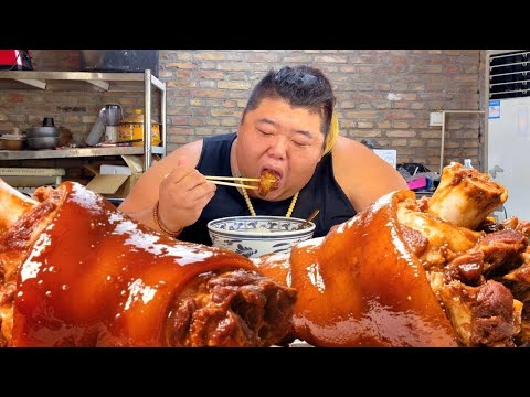 Brother Monkey made two braised pork elbows today, they are soft and boneless, fat but not greasy!