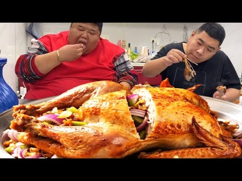 Monkey bought a turkey for 300 yuan and roasted it for three hours! The two of them ate it whole!