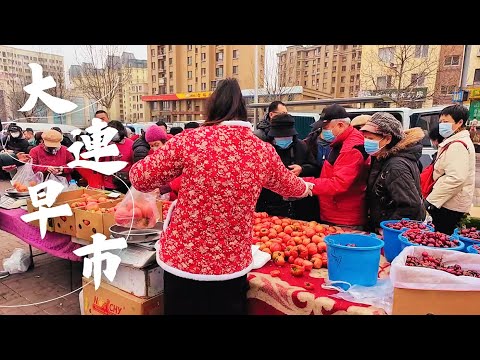 锦绣早市:享受美味早餐的绝佳去处,购买新鲜蔬果的宝藏市场!这里是大连市区最繁华的早市之一,菜饼子现做现卖,肉蛋堡人气超高,熏肉大饼全程手作,刚出炉的火烧香甜可口,新鲜的蔬菜水果琳琅满目 4K/漫步中国