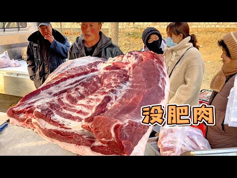 Brother Hua is amazing at selling pork! He bought out a whole 470-pound pig with just a few peopl...