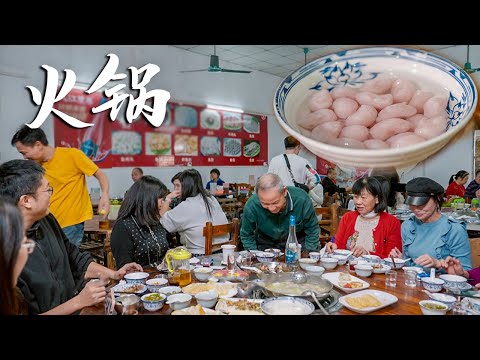 广东一家火锅店,每年只营业9个月,凭借一口特色鱼丸,让食客每天准时排起10米长队等待!