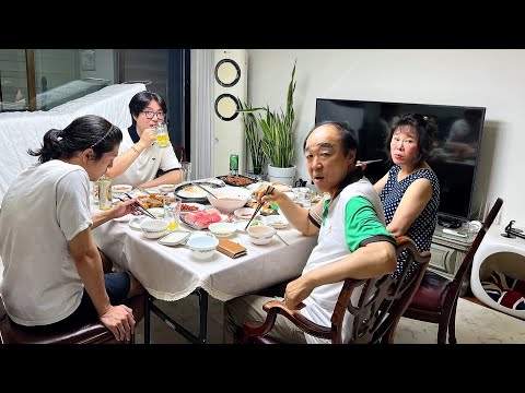 My parents' house suddenly burst in!! Why is my brother here?