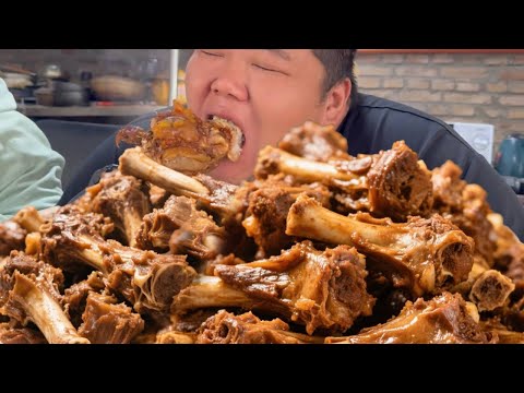 猴哥今天卤大棒骨,直接抱手啃,太香了!【胖猴仔】