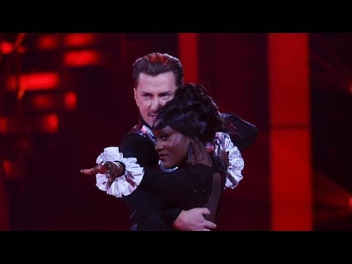 Tolü Makay and Maciej Zieba with Blu Hydrangea - Tango