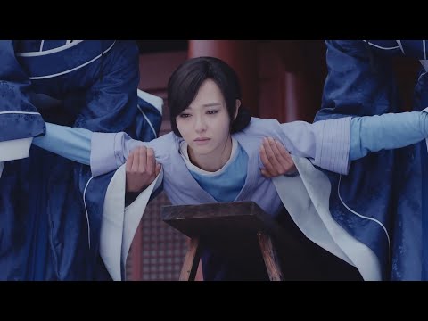 The scheming girl bullies Cinderella, and the prince immediately becomes worried and protects her!🍉