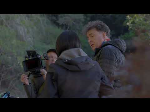 当纪录片导演遇上“戏霸”猕猴!精心设计的镜头总被即兴发挥,导演苦笑:“这群‘演员’天天改剧本。”真实拍摄比剧情更意外 #野性广东 #拍摄花絮