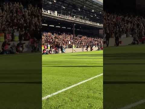 Luke Shaw runs to the fans to hand over his shirt โค๏ธ