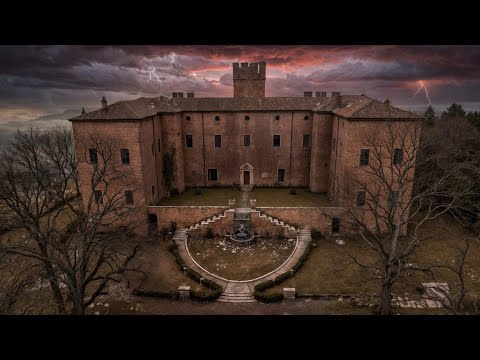 The Abandoned Town with a Ghost Mansion in the Center rotting away (Everyone Left)