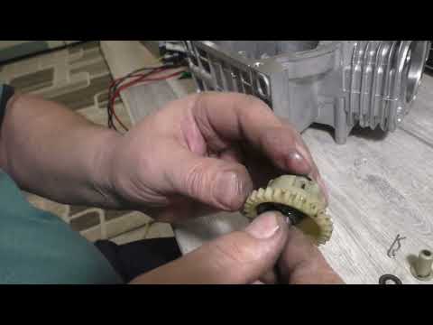 Centrifugal speed controller for a walk-behind tractor engine. Where it is and how it works.