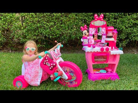 Настя и её друзья Микки и Минни маус с подарками