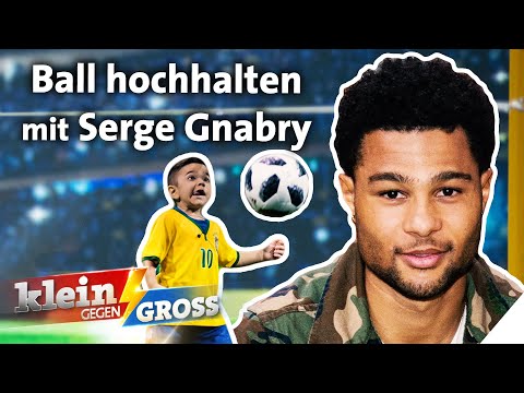 Fußball-Challenge: 7-jähriger Junge besser als Serge Gnabry? | Klein gegen Groß