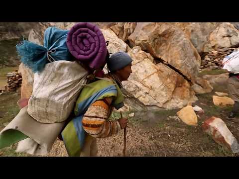 被外界遺忘的山谷,人們出行要背上百斤貨物,翻過5400米的高山