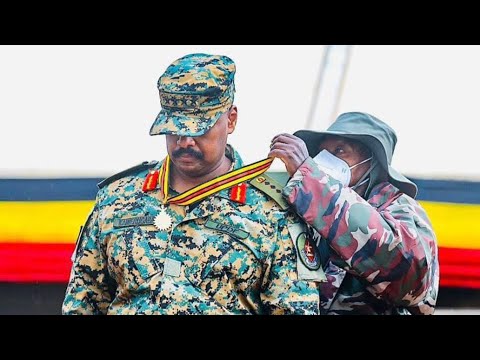 Gen Muhoozi steps closer to Museveni to receive Kabalega Star Medal. #m7 #muhoozikainerugaba