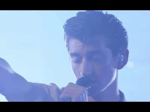 Alex Turner stopping and waiting a sec