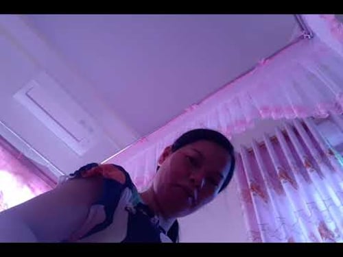 Cúi người để nhìn bé yêu thật rõ