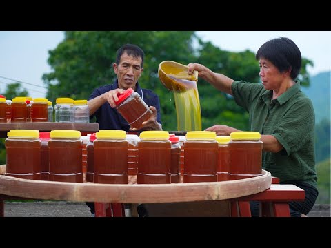 Over 300 Jin of natural wild honey were harvested and a big pot of old-fashioned Xian Cao honeydew