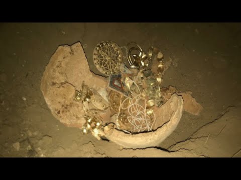 Extracting treasure by the sign indicating the letter X×treasure.chasse/treasure hunter Extractin...