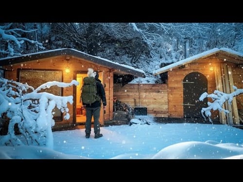 Man spent 210 days building a dream wooden house in the forest