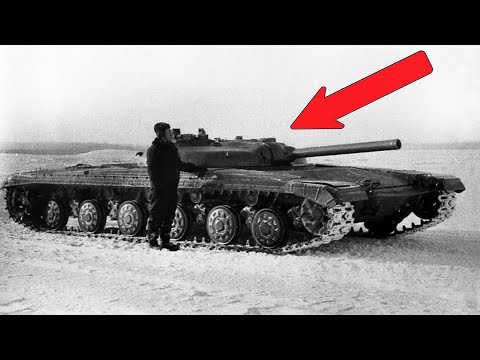 Un Char D'assaut Plat Avec Une Tourelle À L'intérieur D'une Autre Tourelle Et Plus Bas Qu'un Homme