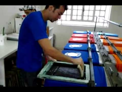 Pintando camisetas.