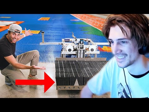 xQc Reacts to World Record Domino Robot (100k dominoes in 24hrs) (Mark Rober)