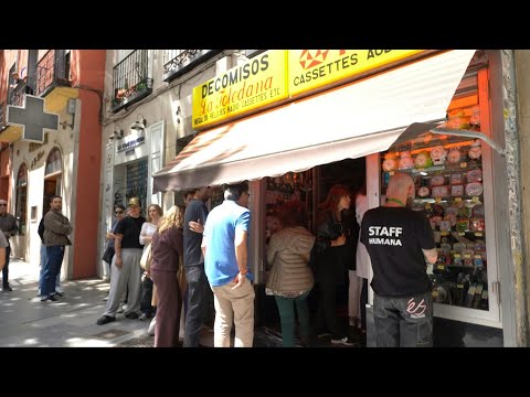 People queue to buy radios in Madrid amid power outage | AFP