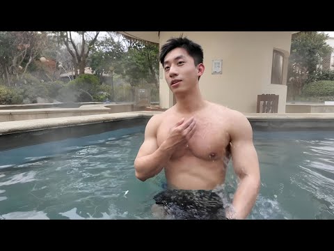 Bathing with a handsome personal trainer♨️ All eyes are on him because of his muscular body🔥