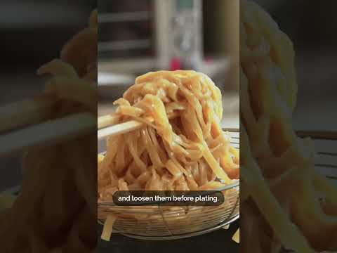 🥢 How to make Zha Jiang Mian, the Chinese way! (炸醬麵) #Shorts