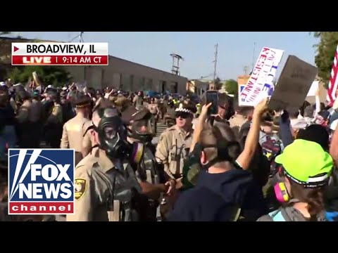 DEVELOPING: 'Massive' protest forms at Chicago-area ICE facility