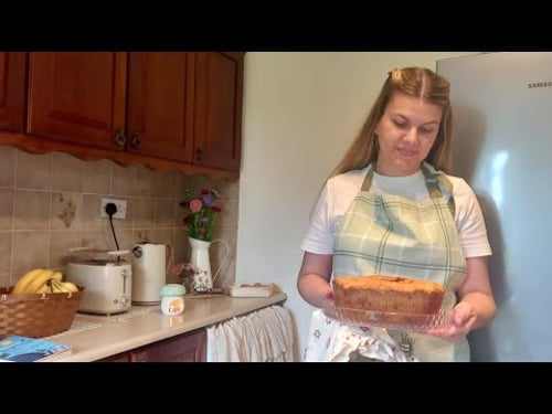 A arte de viver simples | Uma manhã calma no campo | Bolo de maçã e orquídeas