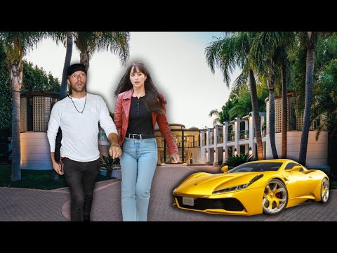 Chris Martin (Coldplay) is 47 NOW & This is how he Lives in 2025...